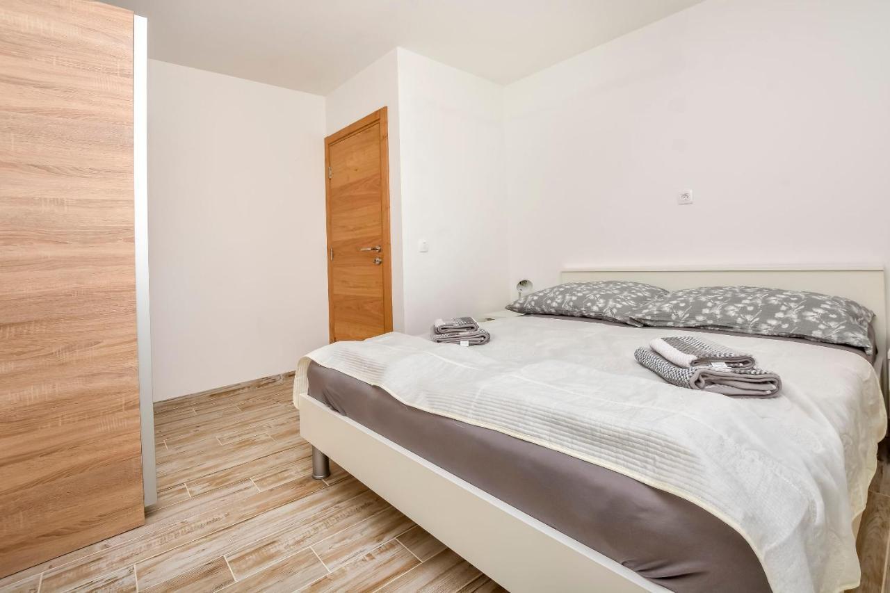 Apartments Jelena Рогозница Экстерьер фото